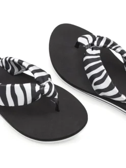 Badezehentrenner in schwarz/weiß><noscript><img width=