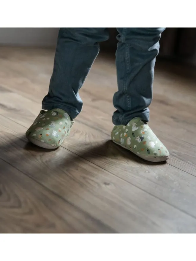 Baumwoll-Krabbelschuhe "Squirrel" in Grün>Lait et Miel