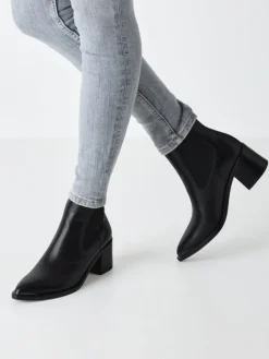 Chelsea Boot in BLACK LEATHER><noscript><img width=