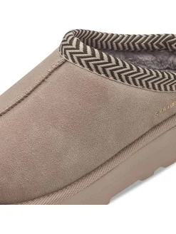 Hausschuhe in Taupe><noscript><img width=