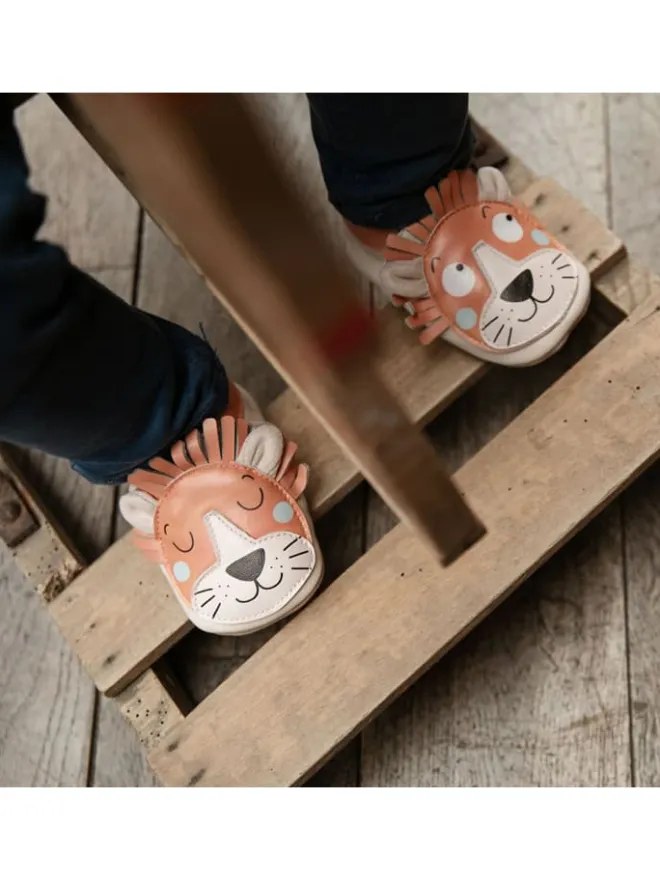 Lammleder-Krabbelschuhe "Lion" in Hellbraun>Lait et Miel New