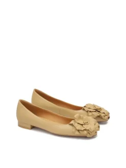 Pumps in Beige><noscript><img width=