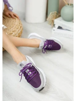 Sneakers in Lila><noscript><img width=