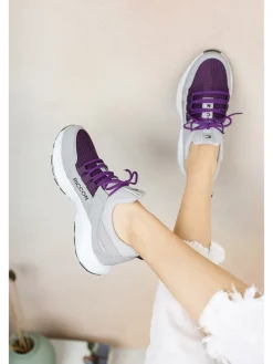 Sneakers in Lila><noscript><img width=