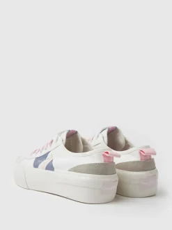 Sneakers in Weiß><noscript><img width=
