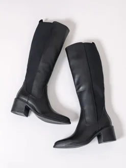 Stiefel in Schwarz><noscript><img width=