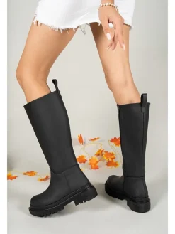 Stiefel in Schwarz><noscript><img width=