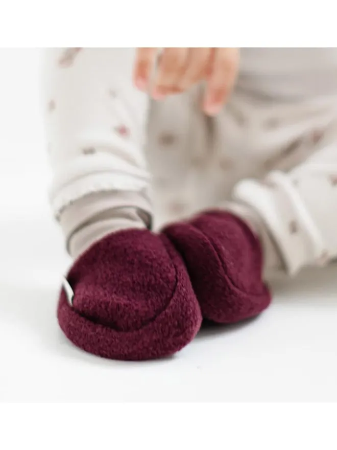 Wollwalk-Babyschühchen in Beere>Hofbrucker Hot